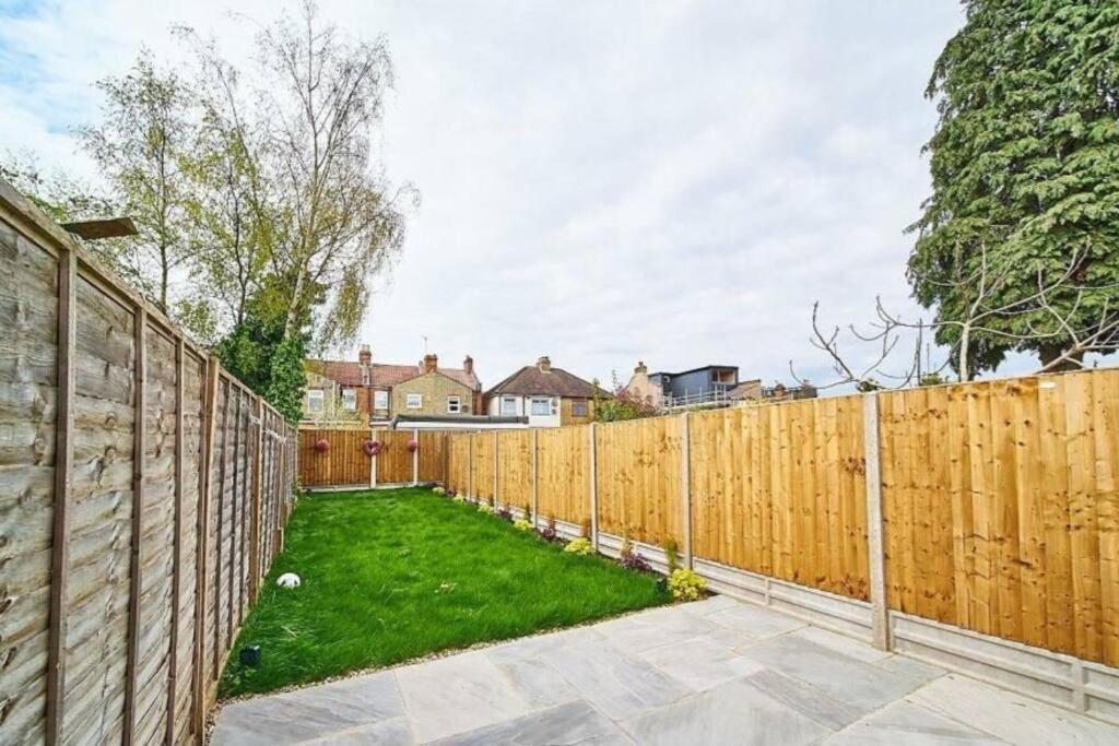 Spacious 4Br House, London, Sleeps 9, Parking Available Exterior photo