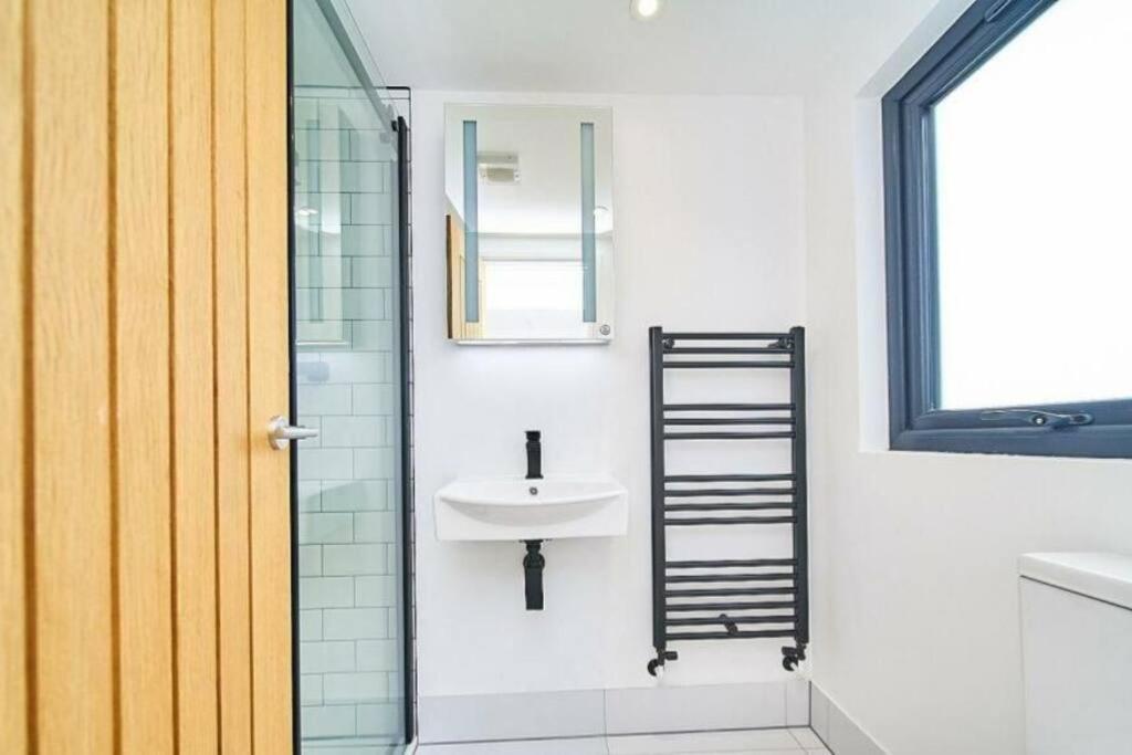 Spacious 4Br House, London, Sleeps 9, Parking Available Exterior photo