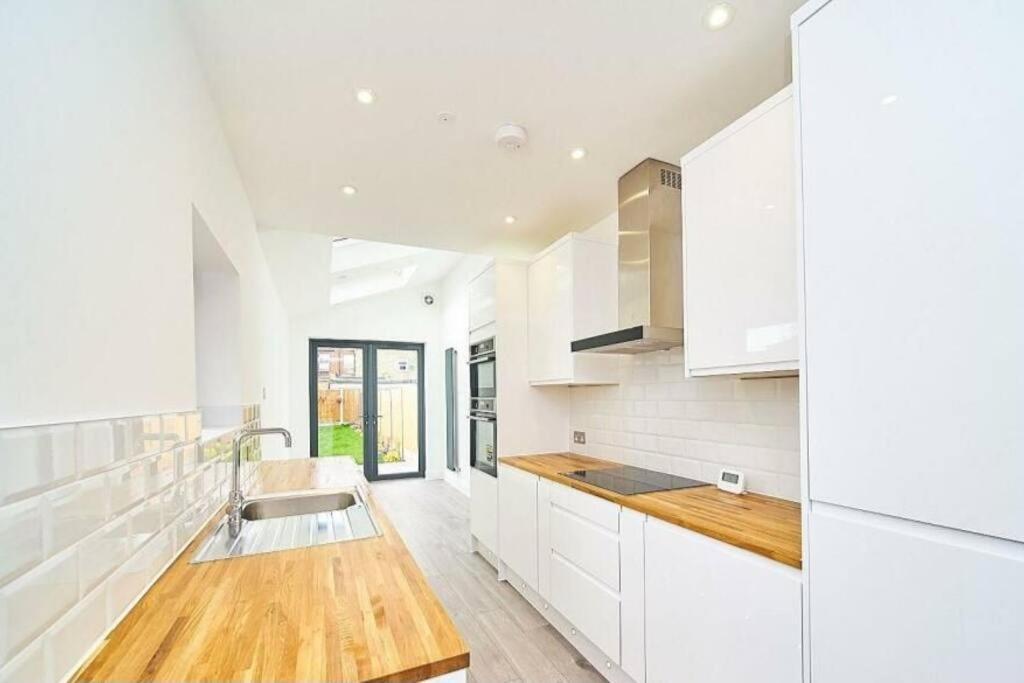 Spacious 4Br House, London, Sleeps 9, Parking Available Exterior photo