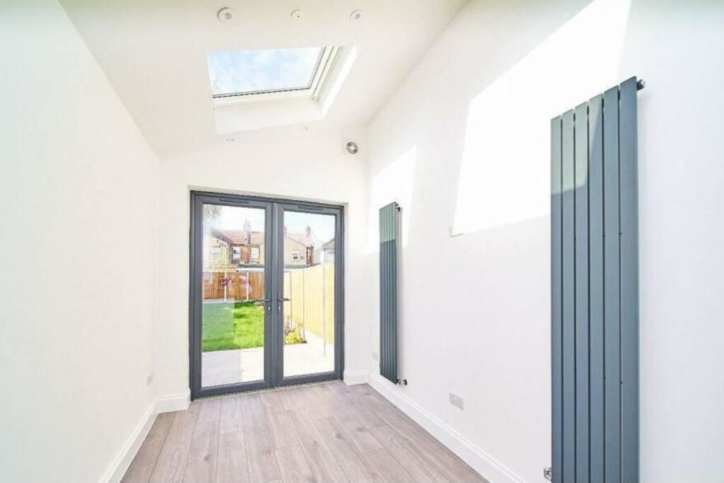 Spacious 4Br House, London, Sleeps 9, Parking Available Exterior photo