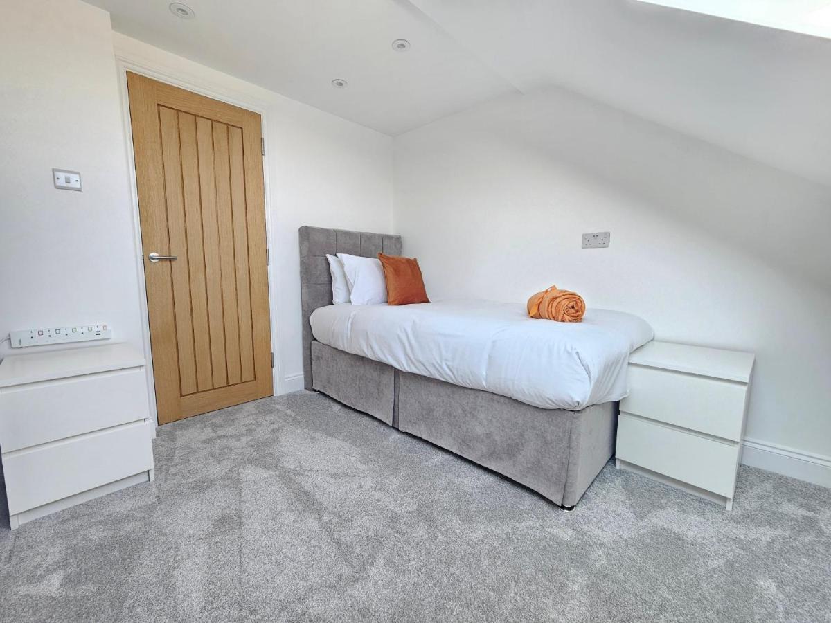 Spacious 4Br House, London, Sleeps 9, Parking Available Exterior photo